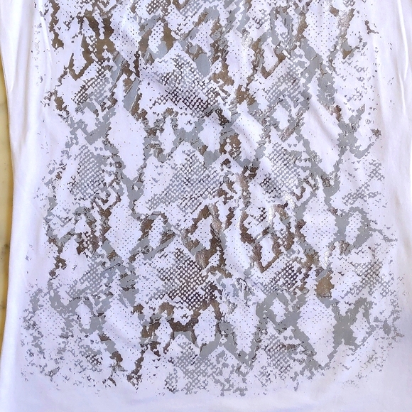 NWT. The Limited Perfect Tee Short Sleeve with silver and grey front patterns. - Picture 4 of 4